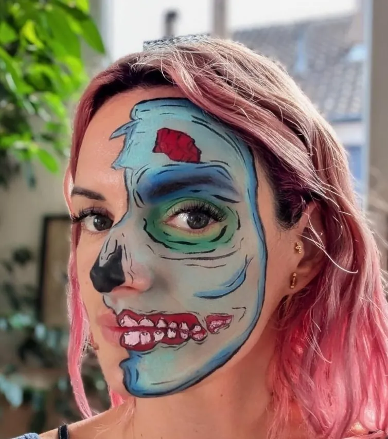 Maquillage artistique Halloween en demi-visage